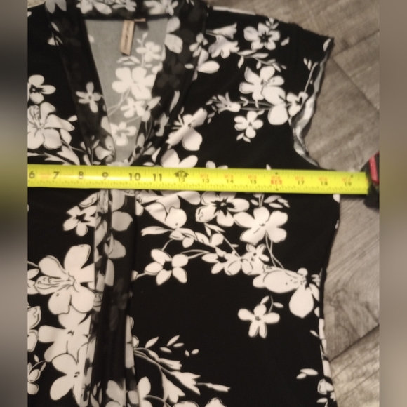 Susan Lawrence Women's Size Large Black & White Floral Blouse - Picture 3 of 4